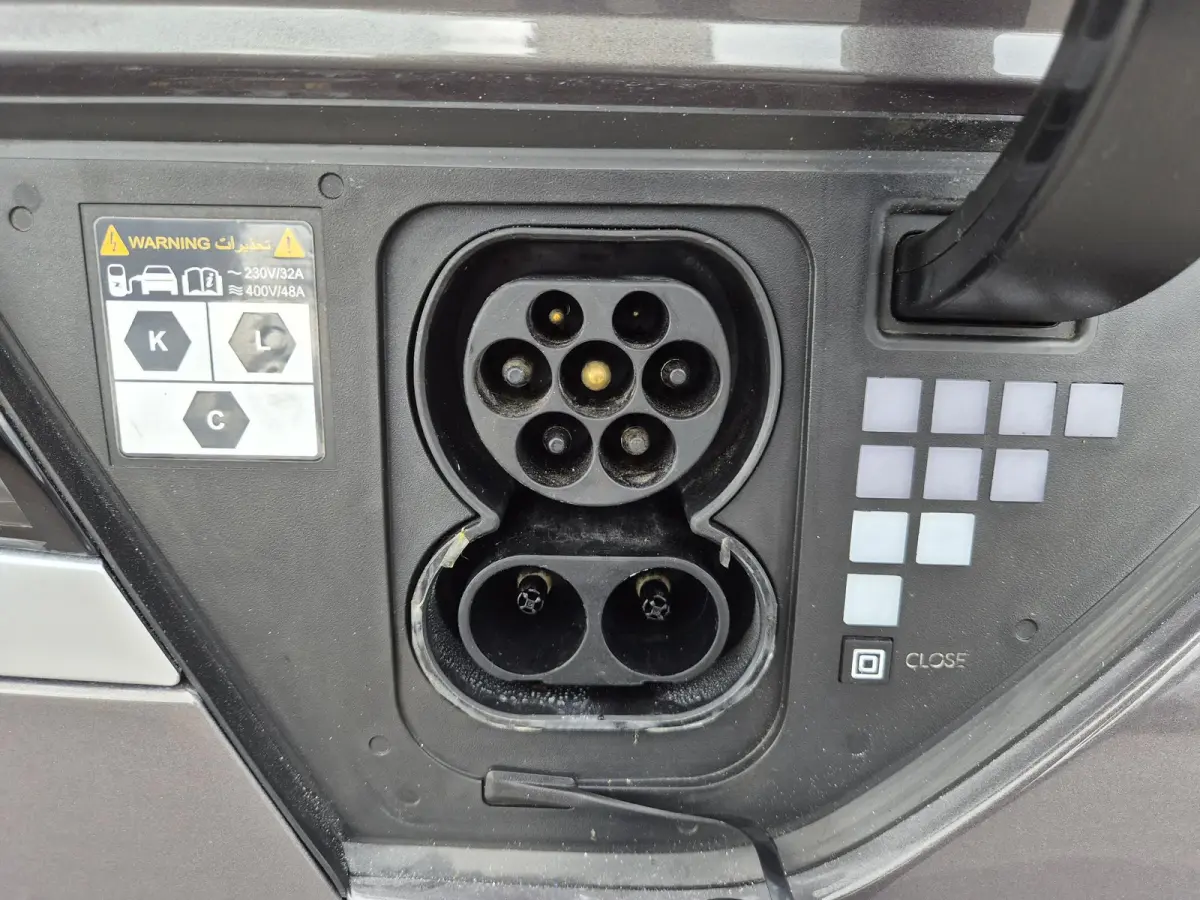 Connect 73kWh / SOH 100% / Fabrieksgarantie tot 05-2027 / Trekgewicht 1600 kg / CCS snelladen / Warmtepomp / WLTP bereik 481 km bereik stad 686 km / Stuur- Stoel & Achterbank verwarming / Ad