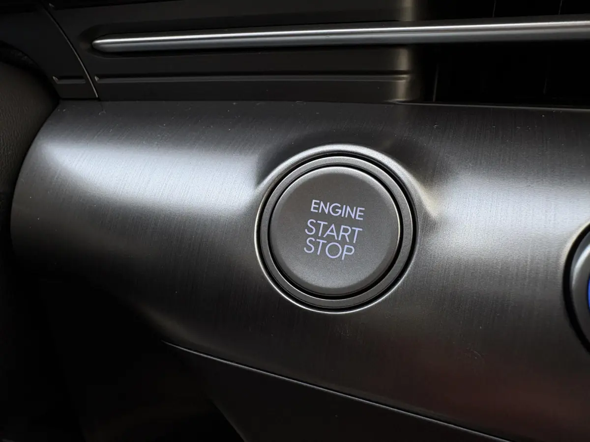 1.6 GDI HEV Premium Sky / Demo Deal / Trekhaak Afneembaar 13-Polig / Stoelverkoeling / Stoelverwarming Voor + Achter / 360 camera / Navigatie / BOSE Audio /