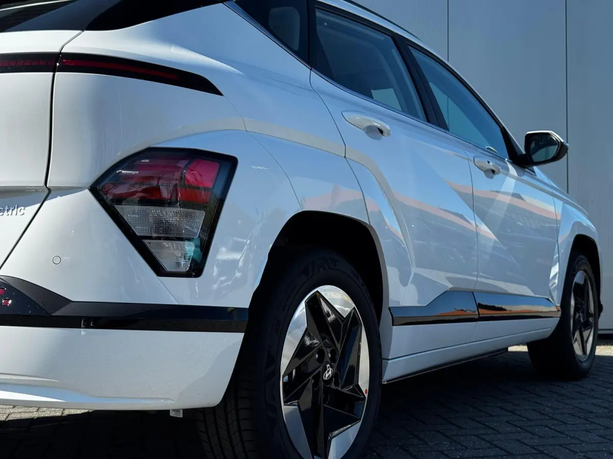 Comfort 64.8 kWh / 4000 Voordeel / Achteruitrijcamera / Dynamische Navigatie / Adaptive Cruise Control / Climate Control / Lichtmetalen Velgen /