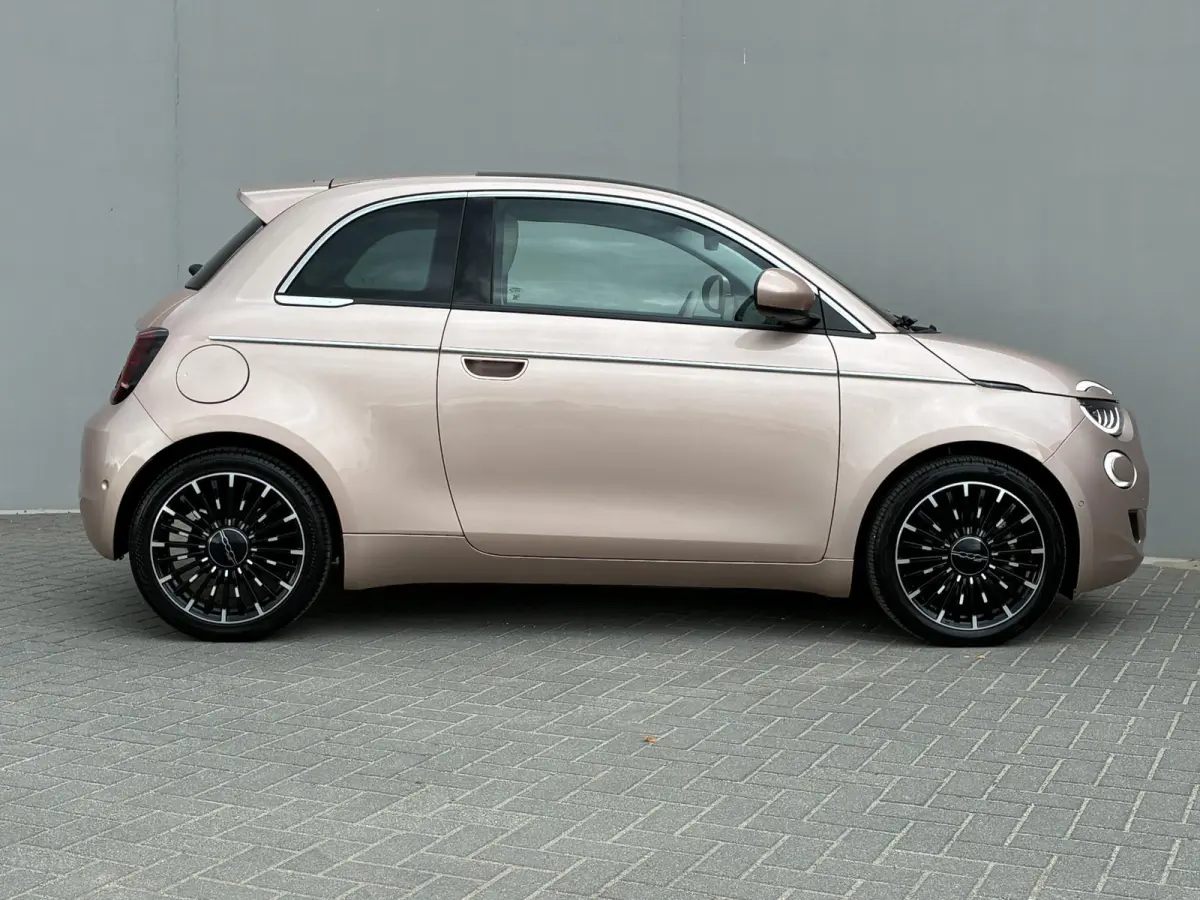 La Prima 42 kWh / SOH 94% / Apple Carplay/Android Auto / Achteruitrijcamera / Adaptieve Cruise Control / Lichtmetalen Velgen 17" / Navigatie / 3-fase / Snelladen /