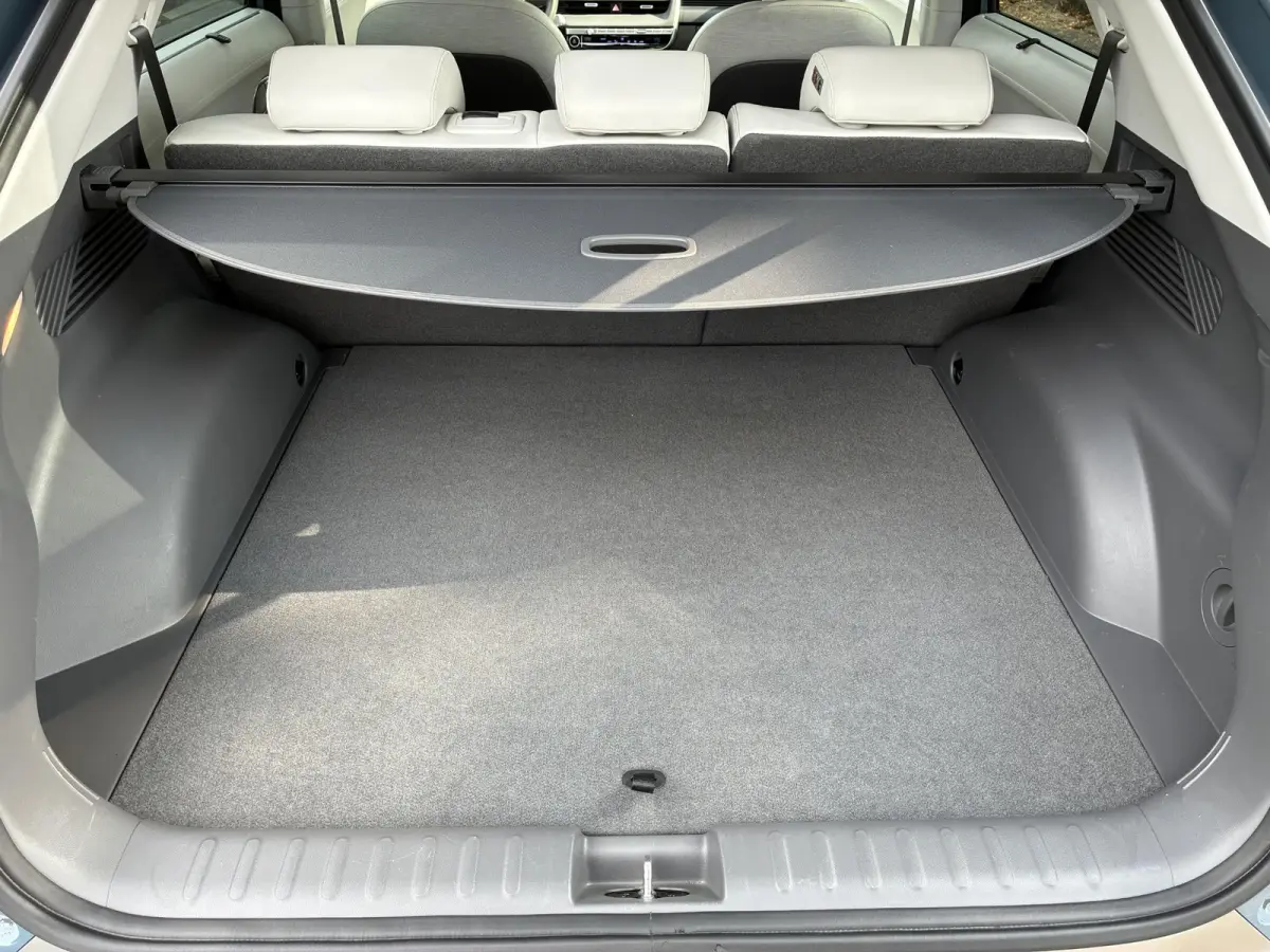 Lounge 77.4 kWh / SOH 100% / Fabrieksgarantie tot 12-2027 / CCS snelladen / Head Up Display / Warmtepomp / Trekgewicht 1600 kg / Elektrische achterklep / Stuur- Stoel & Achterbank verwarming