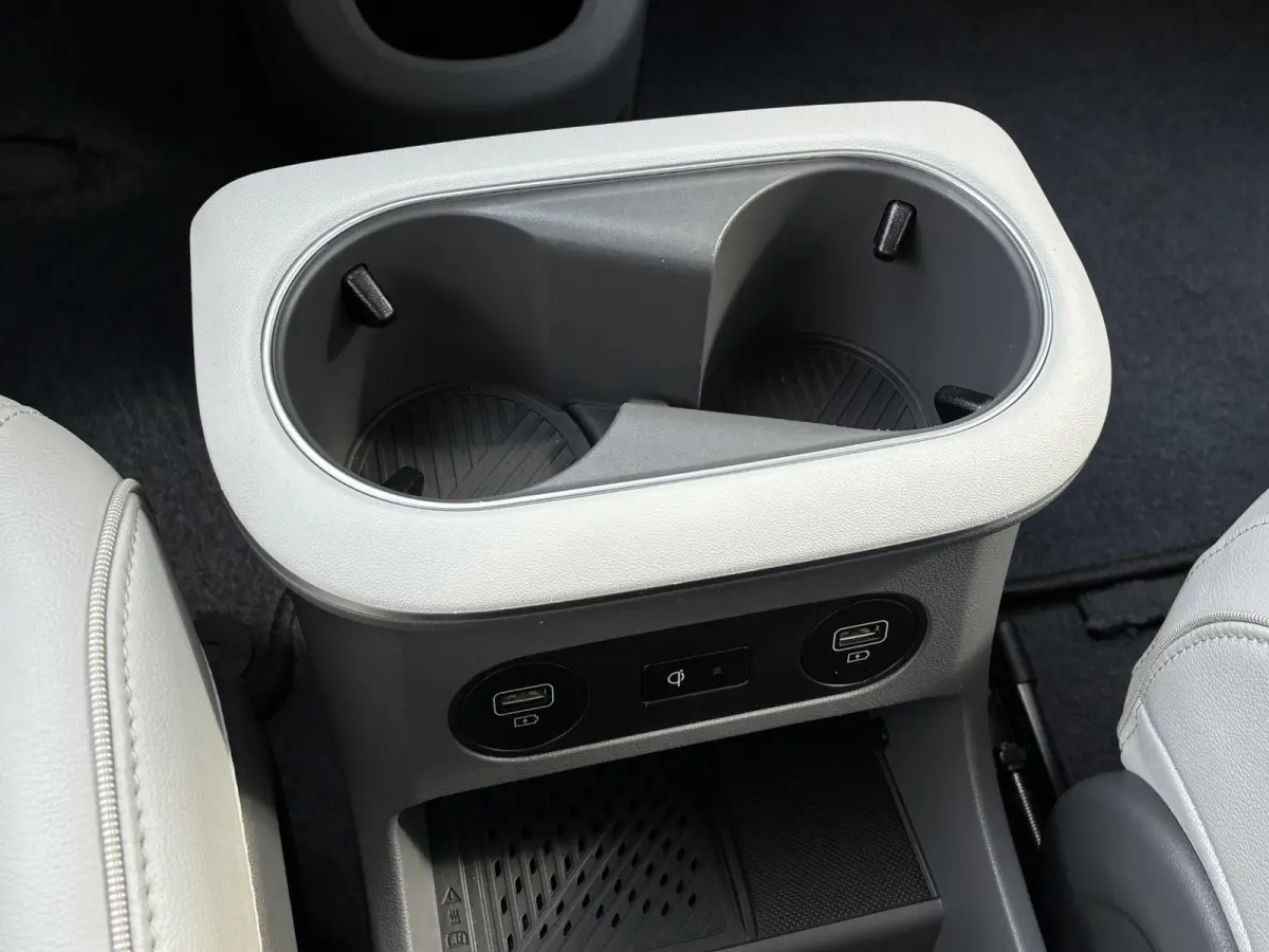 Lounge 77.4 kWh / SOH 100% / Fabrieksgarantie tot 12-2027 / CCS snelladen / Head Up Display / Warmtepomp / Trekgewicht 1600 kg / Elektrische achterklep / Stuur- Stoel & Achterbank verwarming