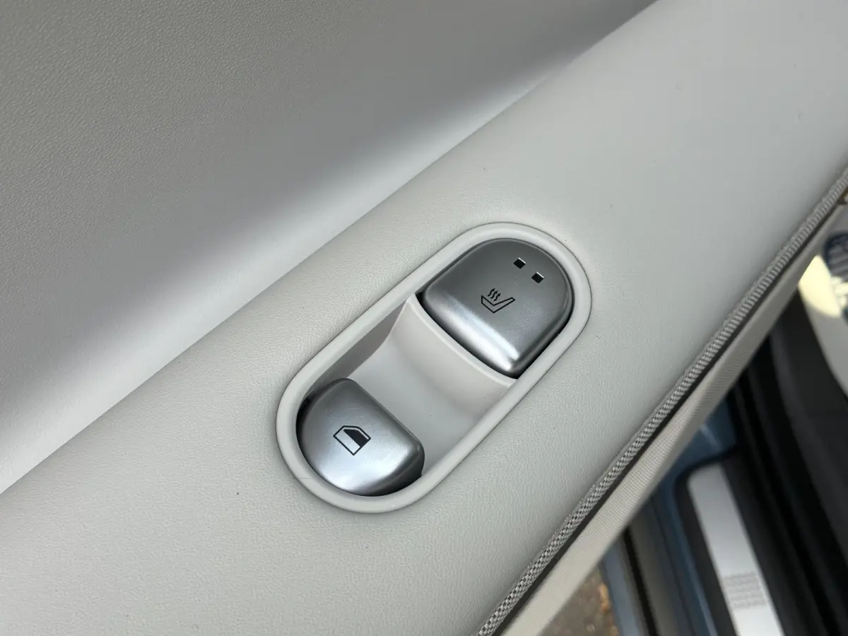 Lounge 77.4 kWh / SOH 100% / Fabrieksgarantie tot 12-2027 / CCS snelladen / Head Up Display / Warmtepomp / Trekgewicht 1600 kg / Elektrische achterklep / Stuur- Stoel & Achterbank verwarming
