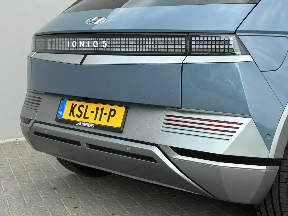 Lounge 77.4 kWh / SOH 100% / Fabrieksgarantie tot 12-2027 / CCS snelladen / Head Up Display / Warmtepomp / Trekgewicht 1600 kg / Elektrische achterklep / Stuur- Stoel & Achterbank verwarming