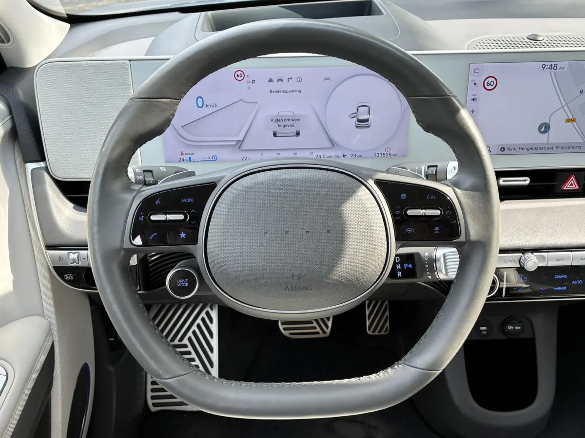 Lounge 77.4 kWh / SOH 100% / Fabrieksgarantie tot 12-2027 / CCS snelladen / Head Up Display / Warmtepomp / Trekgewicht 1600 kg / Elektrische achterklep / Stuur- Stoel & Achterbank verwarming
