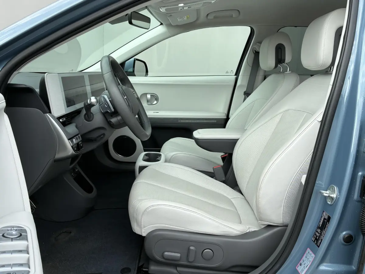 Lounge 77.4 kWh / SOH 100% / Fabrieksgarantie tot 12-2027 / CCS snelladen / Head Up Display / Warmtepomp / Trekgewicht 1600 kg / Elektrische achterklep / Stuur- Stoel & Achterbank verwarming