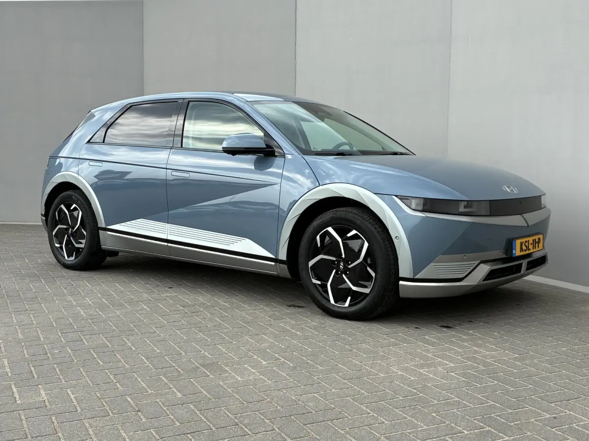 Lounge 77.4 kWh / SOH 100% / Fabrieksgarantie tot 12-2027 / CCS snelladen / Head Up Display / Warmtepomp / Trekgewicht 1600 kg / Elektrische achterklep / Stuur- Stoel & Achterbank verwarming