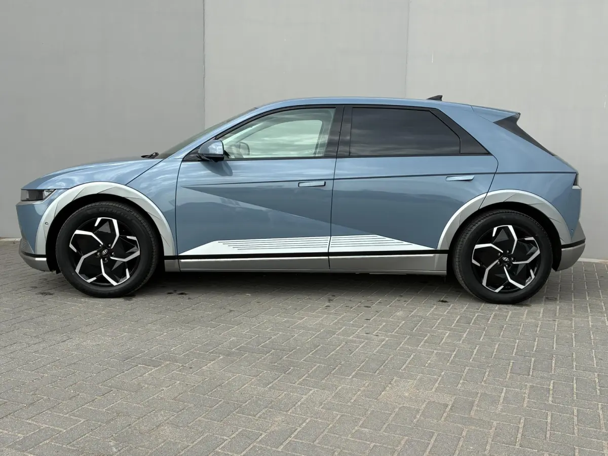 Lounge 77.4 kWh / SOH 100% / Fabrieksgarantie tot 12-2027 / CCS snelladen / Head Up Display / Warmtepomp / Trekgewicht 1600 kg / Elektrische achterklep / Stuur- Stoel & Achterbank verwarming