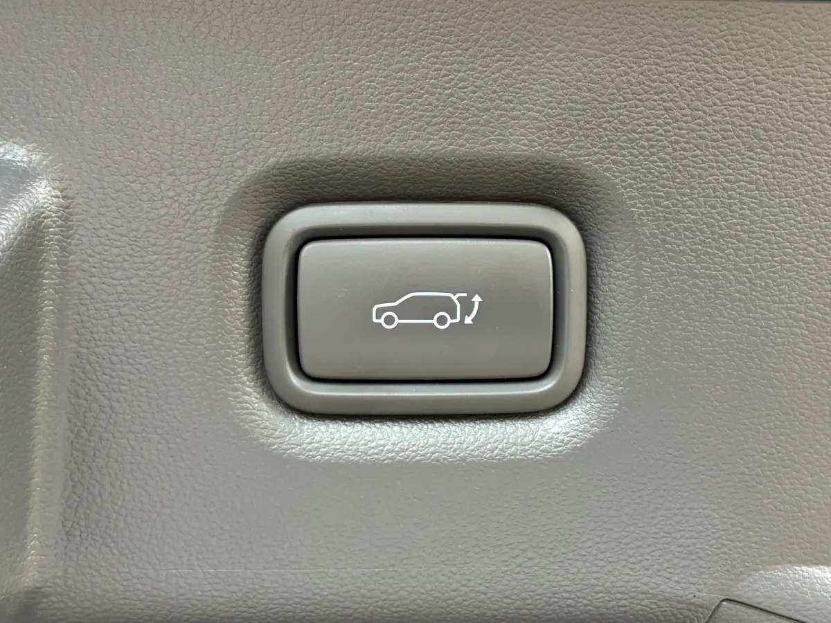 Lounge 77.4 kWh / SOH 100% / Fabrieksgarantie tot 12-2027 / CCS snelladen / Head Up Display / Warmtepomp / Trekgewicht 1600 kg / Elektrische achterklep / Stuur- Stoel & Achterbank verwarming
