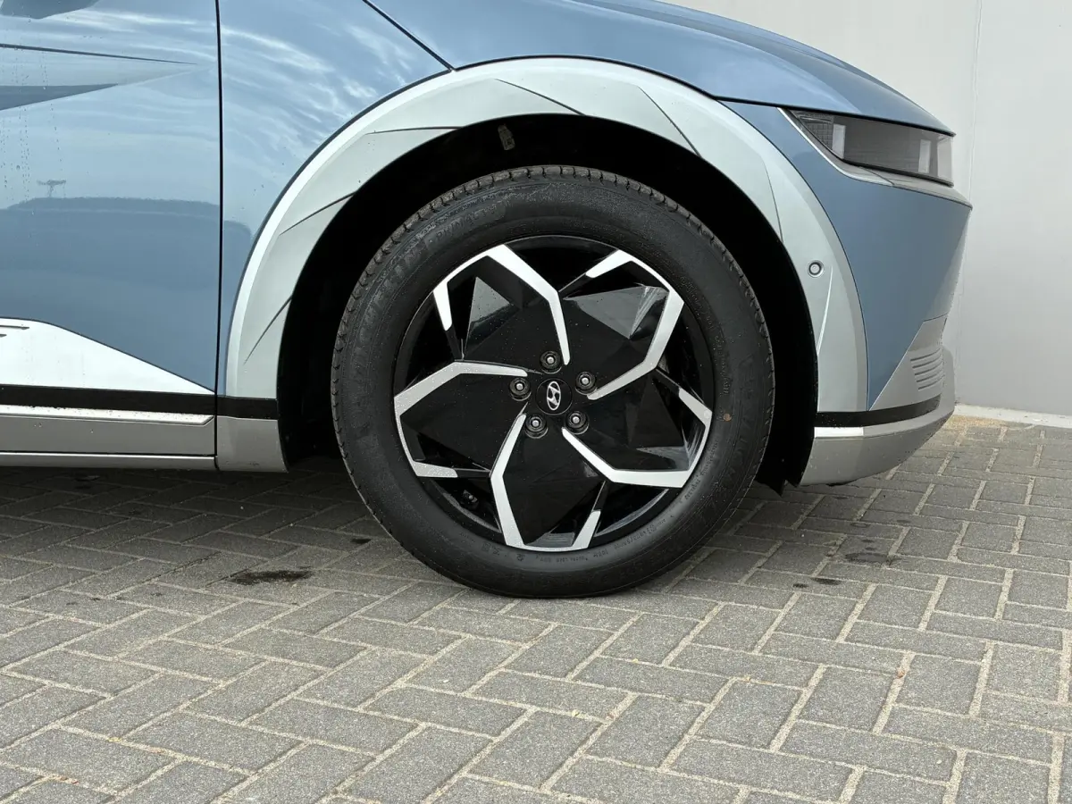 Lounge 77.4 kWh / SOH 100% / Fabrieksgarantie tot 12-2027 / CCS snelladen / Head Up Display / Warmtepomp / Trekgewicht 1600 kg / Elektrische achterklep / Stuur- Stoel & Achterbank verwarming