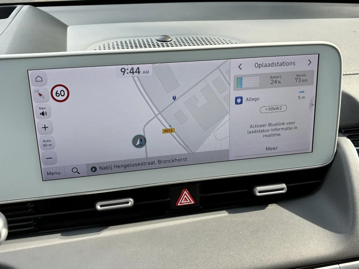 Lounge 77.4 kWh / SOH 100% / Fabrieksgarantie tot 12-2027 / CCS snelladen / Head Up Display / Warmtepomp / Trekgewicht 1600 kg / Elektrische achterklep / Stuur- Stoel & Achterbank verwarming
