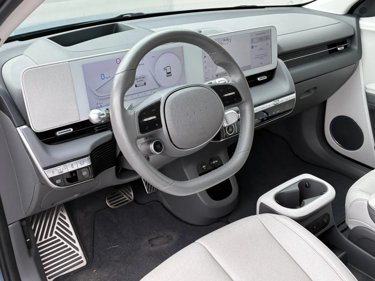 Lounge 77.4 kWh / SOH 100% / Fabrieksgarantie tot 12-2027 / CCS snelladen / Head Up Display / Warmtepomp / Trekgewicht 1600 kg / Elektrische achterklep / Stuur- Stoel & Achterbank verwarming