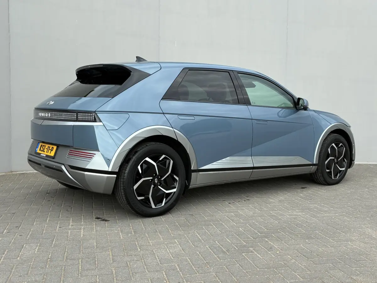 Lounge 77.4 kWh / SOH 100% / Fabrieksgarantie tot 12-2027 / CCS snelladen / Head Up Display / Warmtepomp / Trekgewicht 1600 kg / Elektrische achterklep / Stuur- Stoel & Achterbank verwarming