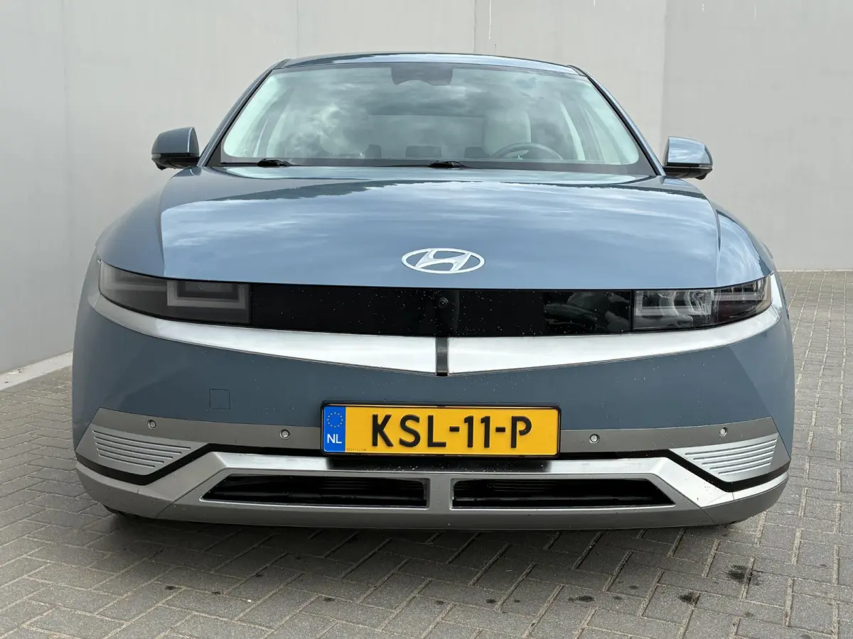 Lounge 77.4 kWh / SOH 100% / Fabrieksgarantie tot 12-2027 / CCS snelladen / Head Up Display / Warmtepomp / Trekgewicht 1600 kg / Elektrische achterklep / Stuur- Stoel & Achterbank verwarming