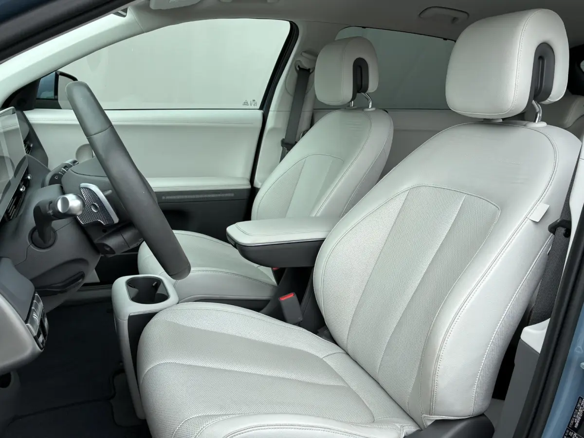 Lounge 77.4 kWh / SOH 100% / Fabrieksgarantie tot 12-2027 / CCS snelladen / Head Up Display / Warmtepomp / Trekgewicht 1600 kg / Elektrische achterklep / Stuur- Stoel & Achterbank verwarming
