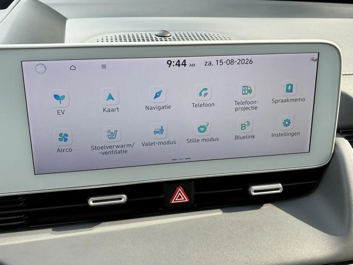Lounge 77.4 kWh / SOH 100% / Fabrieksgarantie tot 12-2027 / CCS snelladen / Head Up Display / Warmtepomp / Trekgewicht 1600 kg / Elektrische achterklep / Stuur- Stoel & Achterbank verwarming