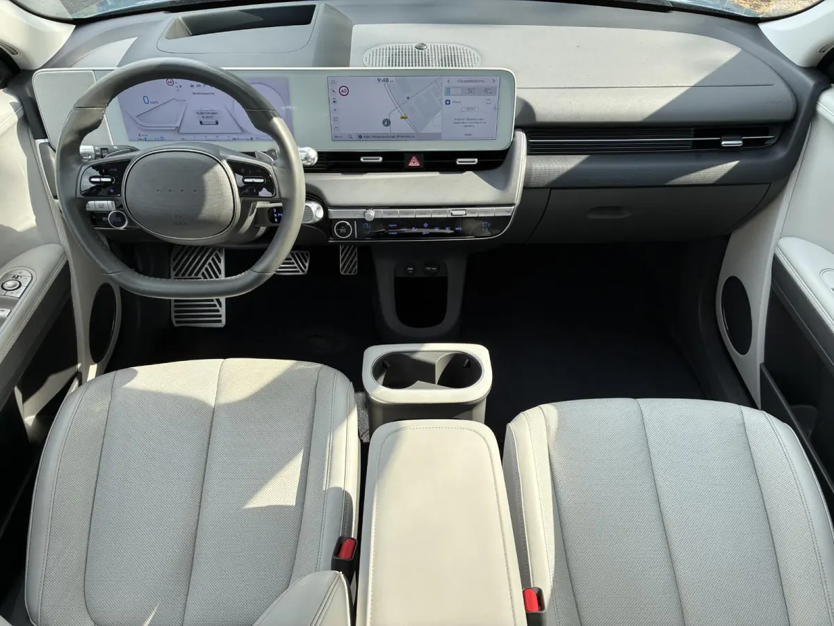 Lounge 77.4 kWh / SOH 100% / Fabrieksgarantie tot 12-2027 / CCS snelladen / Head Up Display / Warmtepomp / Trekgewicht 1600 kg / Elektrische achterklep / Stuur- Stoel & Achterbank verwarming