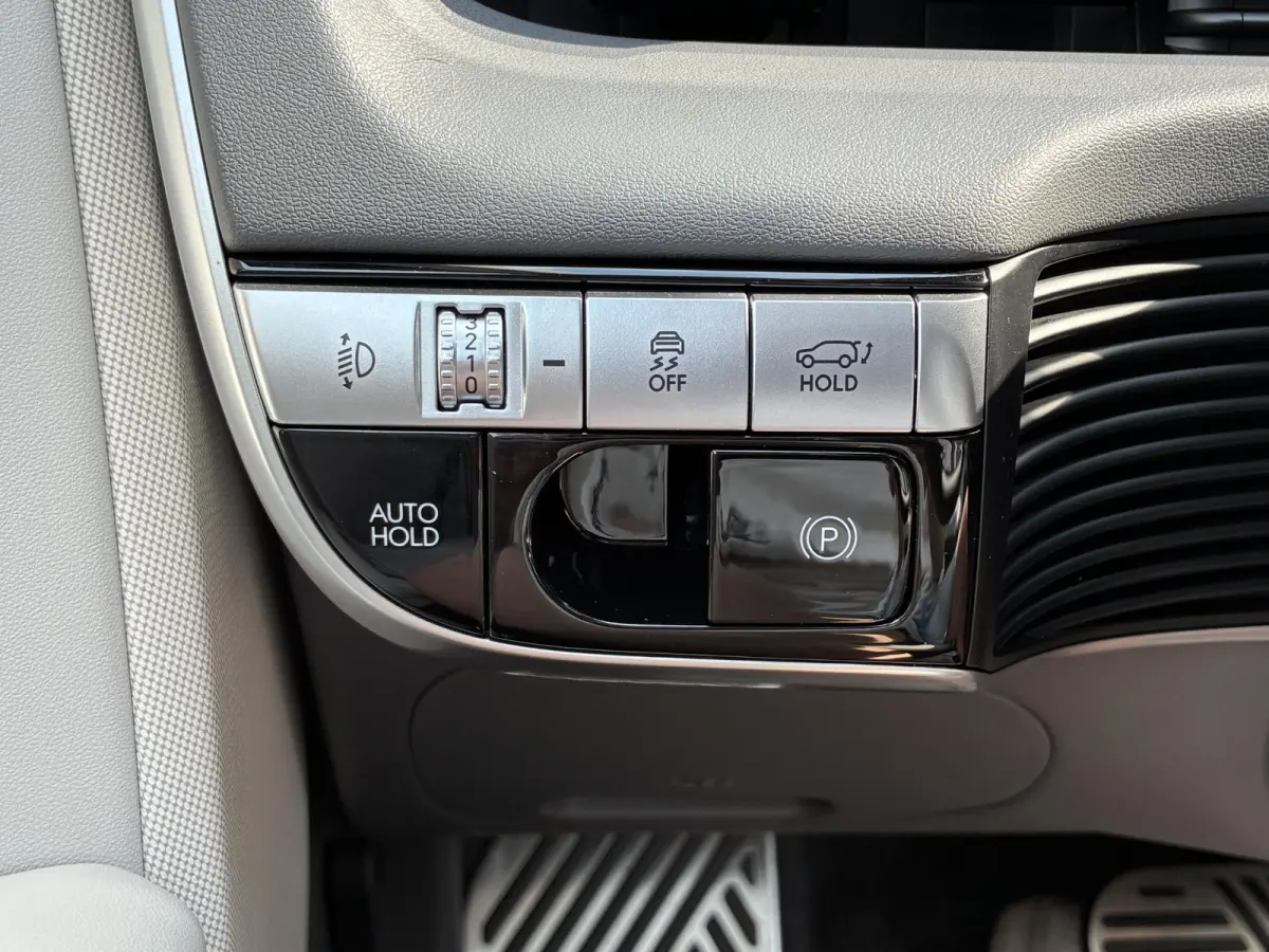 Lounge 77.4 kWh / SOH 100% / Fabrieksgarantie tot 12-2027 / CCS snelladen / Head Up Display / Warmtepomp / Trekgewicht 1600 kg / Elektrische achterklep / Stuur- Stoel & Achterbank verwarming