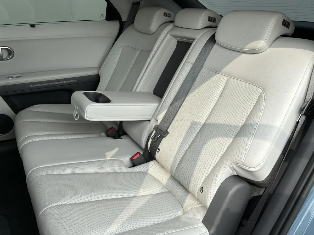 Lounge 77.4 kWh / SOH 100% / Fabrieksgarantie tot 12-2027 / CCS snelladen / Head Up Display / Warmtepomp / Trekgewicht 1600 kg / Elektrische achterklep / Stuur- Stoel & Achterbank verwarming