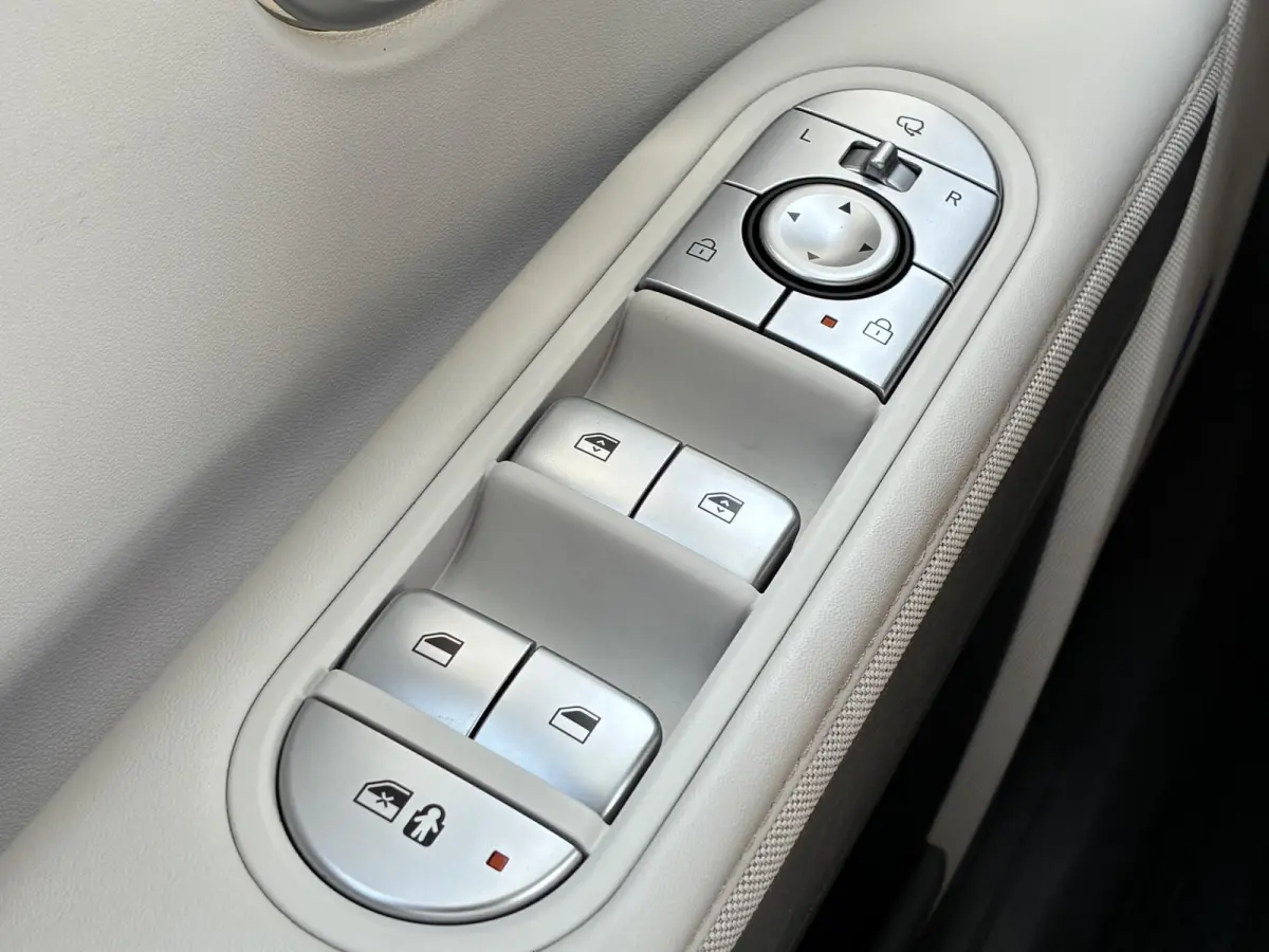 Lounge 77.4 kWh / SOH 100% / Fabrieksgarantie tot 12-2027 / CCS snelladen / Head Up Display / Warmtepomp / Trekgewicht 1600 kg / Elektrische achterklep / Stuur- Stoel & Achterbank verwarming
