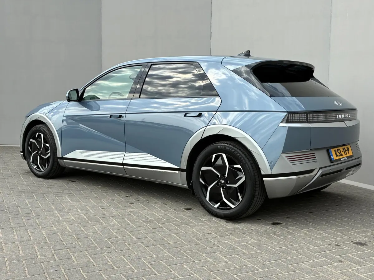 Lounge 77.4 kWh / SOH 100% / Fabrieksgarantie tot 12-2027 / CCS snelladen / Head Up Display / Warmtepomp / Trekgewicht 1600 kg / Elektrische achterklep / Stuur- Stoel & Achterbank verwarming
