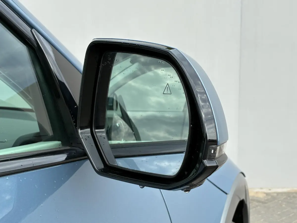 Lounge 77.4 kWh / SOH 100% / Fabrieksgarantie tot 12-2027 / CCS snelladen / Head Up Display / Warmtepomp / Trekgewicht 1600 kg / Elektrische achterklep / Stuur- Stoel & Achterbank verwarming