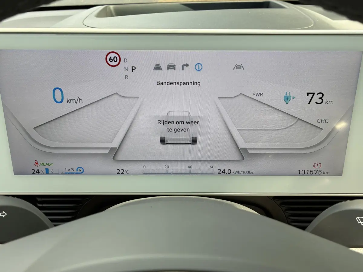 Lounge 77.4 kWh / SOH 100% / Fabrieksgarantie tot 12-2027 / CCS snelladen / Head Up Display / Warmtepomp / Trekgewicht 1600 kg / Elektrische achterklep / Stuur- Stoel & Achterbank verwarming