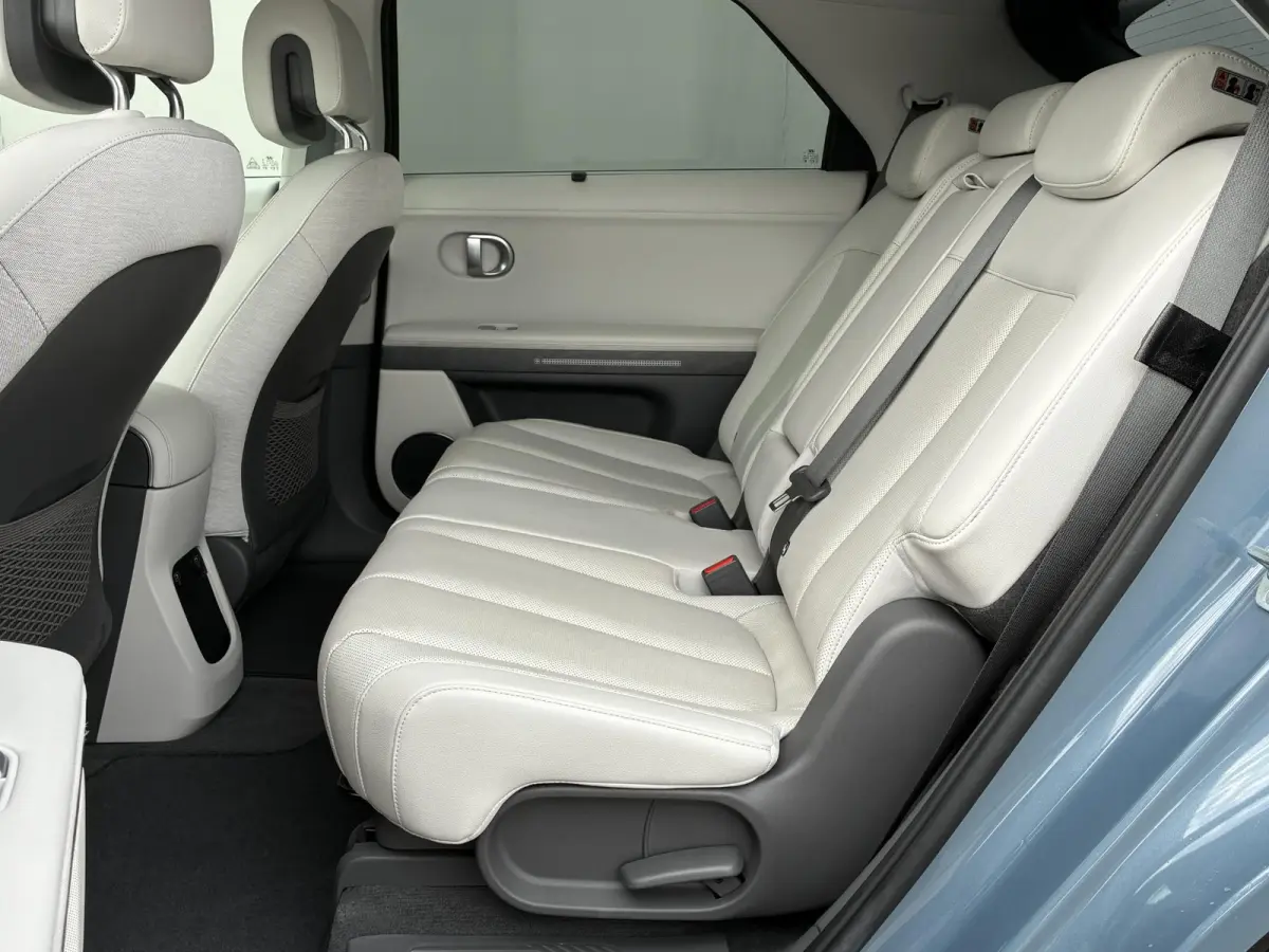 Lounge 77.4 kWh / SOH 100% / Fabrieksgarantie tot 12-2027 / CCS snelladen / Head Up Display / Warmtepomp / Trekgewicht 1600 kg / Elektrische achterklep / Stuur- Stoel & Achterbank verwarming