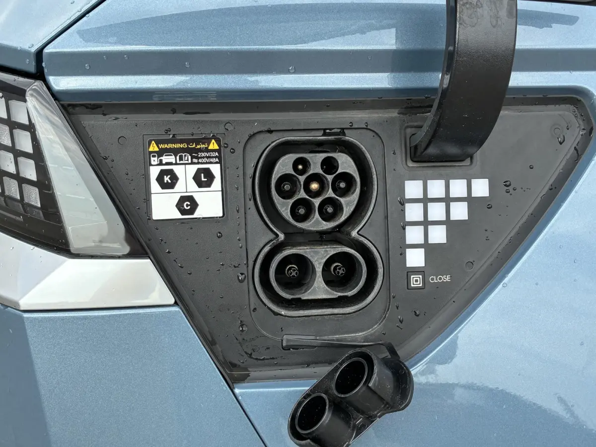 Lounge 77.4 kWh / SOH 100% / Fabrieksgarantie tot 12-2027 / CCS snelladen / Head Up Display / Warmtepomp / Trekgewicht 1600 kg / Elektrische achterklep / Stuur- Stoel & Achterbank verwarming