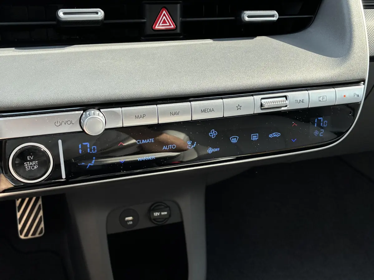 Lounge 77.4 kWh / SOH 100% / Fabrieksgarantie tot 12-2027 / CCS snelladen / Head Up Display / Warmtepomp / Trekgewicht 1600 kg / Elektrische achterklep / Stuur- Stoel & Achterbank verwarming