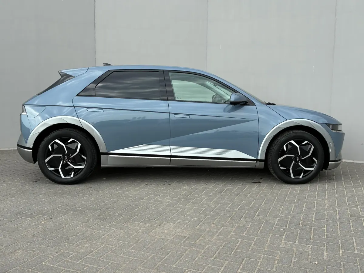 Lounge 77.4 kWh / SOH 100% / Fabrieksgarantie tot 12-2027 / CCS snelladen / Head Up Display / Warmtepomp / Trekgewicht 1600 kg / Elektrische achterklep / Stuur- Stoel & Achterbank verwarming