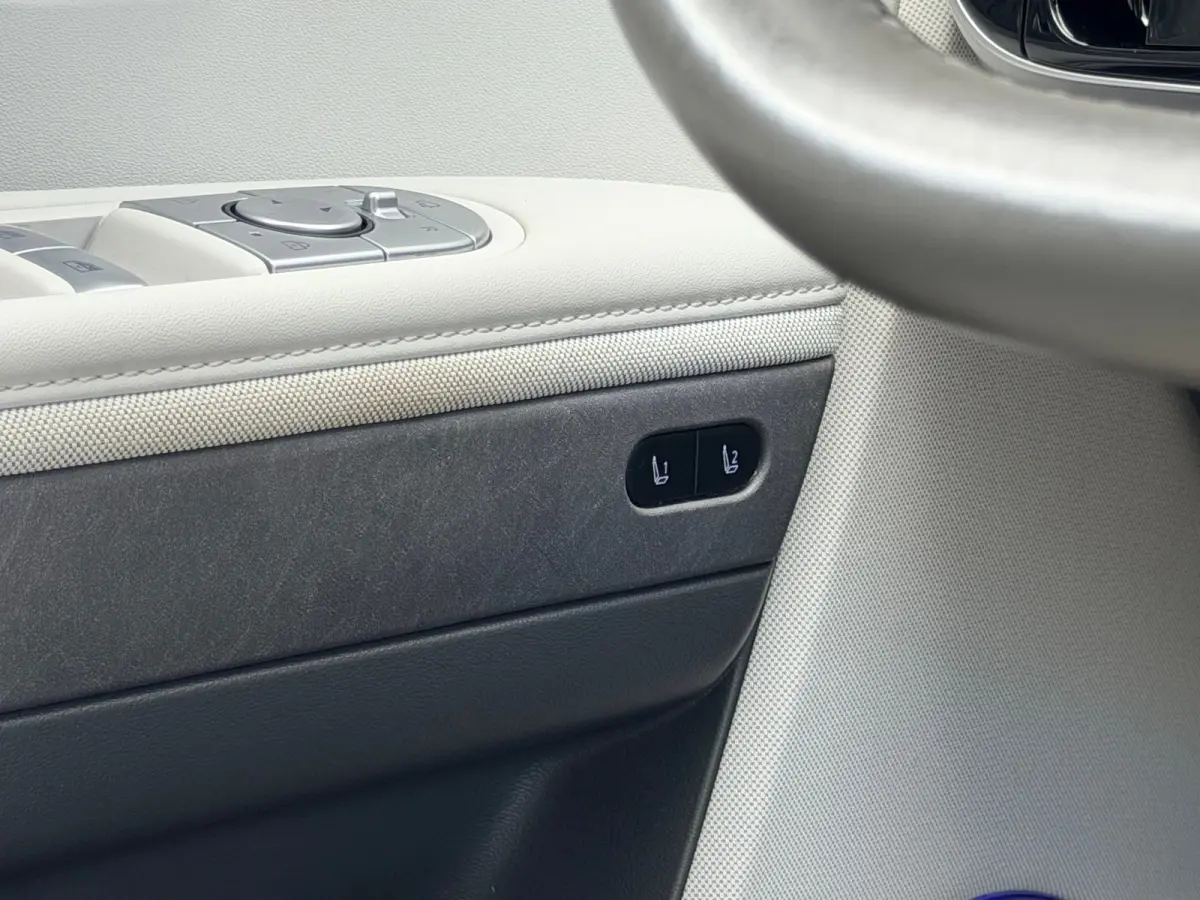 Lounge 58 kWh / NL Auto / Wit Leder / Dynamische Navigatie / 360 Camera / Memory Seat / Stoelverkoeling / Stoelverwarming Voor + Achter / Stuurverwarming / | Achterbank in delen neerklapbaar