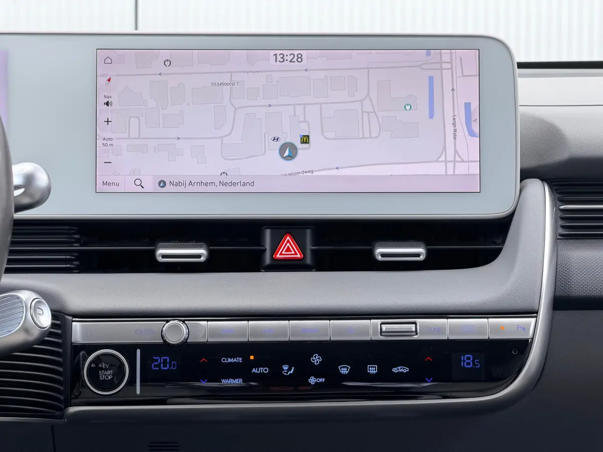 Lounge 58 kWh / NL Auto / Wit Leder / Dynamische Navigatie / 360 Camera / Memory Seat / Stoelverkoeling / Stoelverwarming Voor + Achter / Stuurverwarming / | Achterbank in delen neerklapbaar
