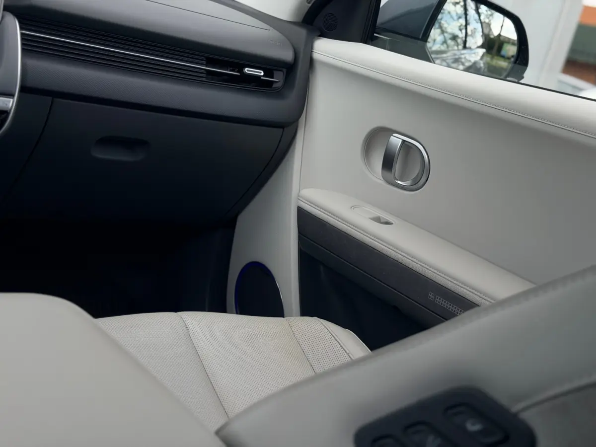 Lounge 58 kWh / NL Auto / Wit Leder / Dynamische Navigatie / 360 Camera / Memory Seat / Stoelverkoeling / Stoelverwarming Voor + Achter / Stuurverwarming / | Achterbank in delen neerklapbaar