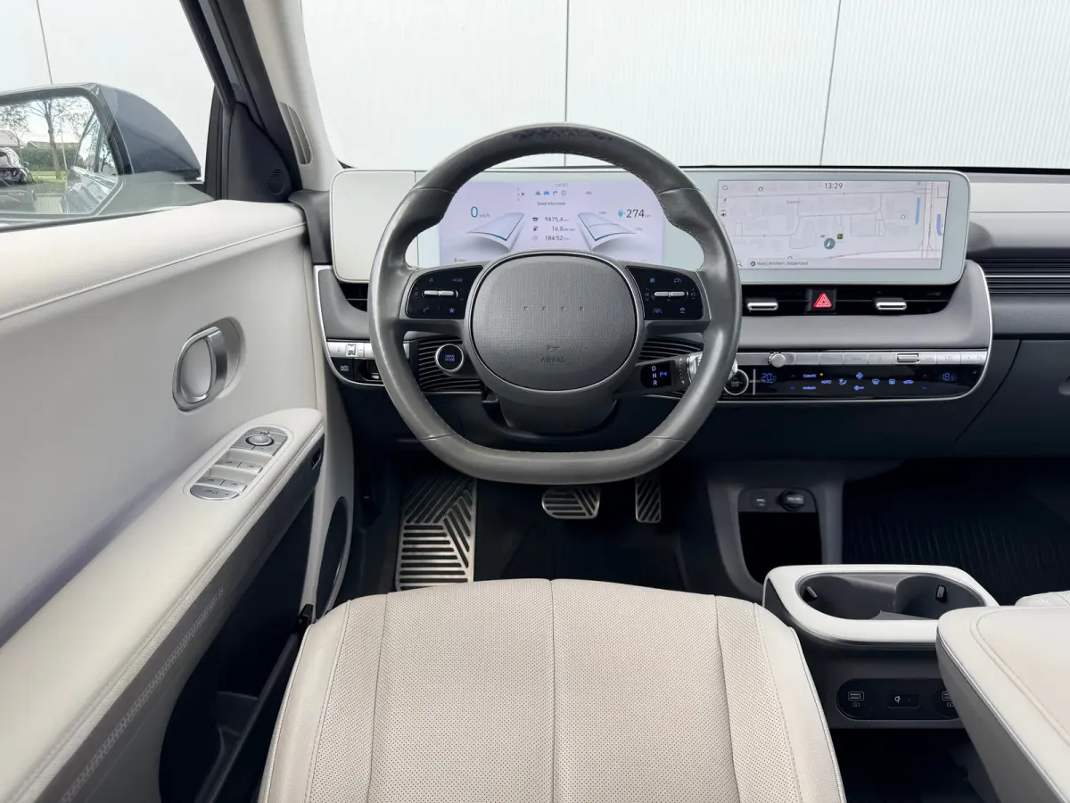 Lounge 58 kWh / NL Auto / Wit Leder / Dynamische Navigatie / 360 Camera / Memory Seat / Stoelverkoeling / Stoelverwarming Voor + Achter / Stuurverwarming / | Achterbank in delen neerklapbaar