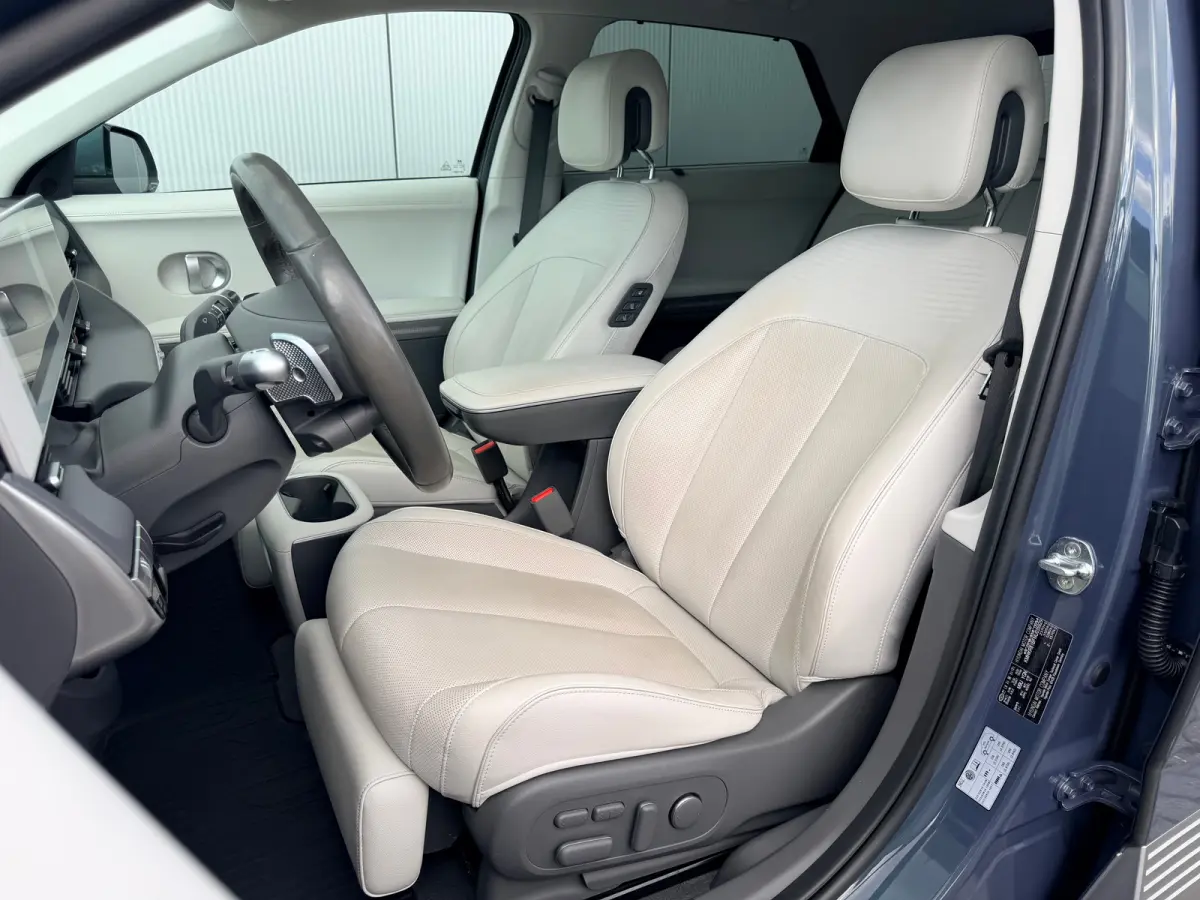 Lounge 58 kWh / NL Auto / Wit Leder / Dynamische Navigatie / 360 Camera / Memory Seat / Stoelverkoeling / Stoelverwarming Voor + Achter / Stuurverwarming / | Achterbank in delen neerklapbaar