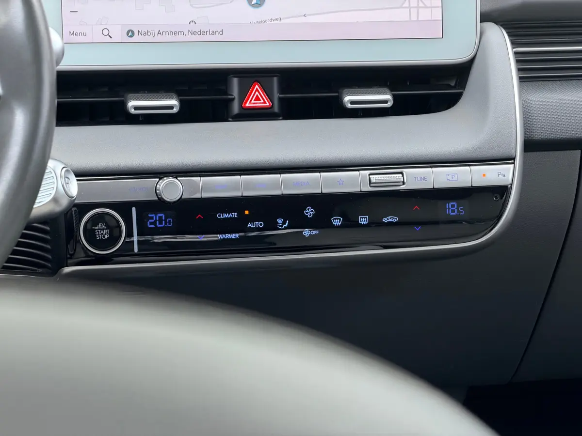 Lounge 58 kWh / NL Auto / Wit Leder / Dynamische Navigatie / 360 Camera / Memory Seat / Stoelverkoeling / Stoelverwarming Voor + Achter / Stuurverwarming / | Achterbank in delen neerklapbaar