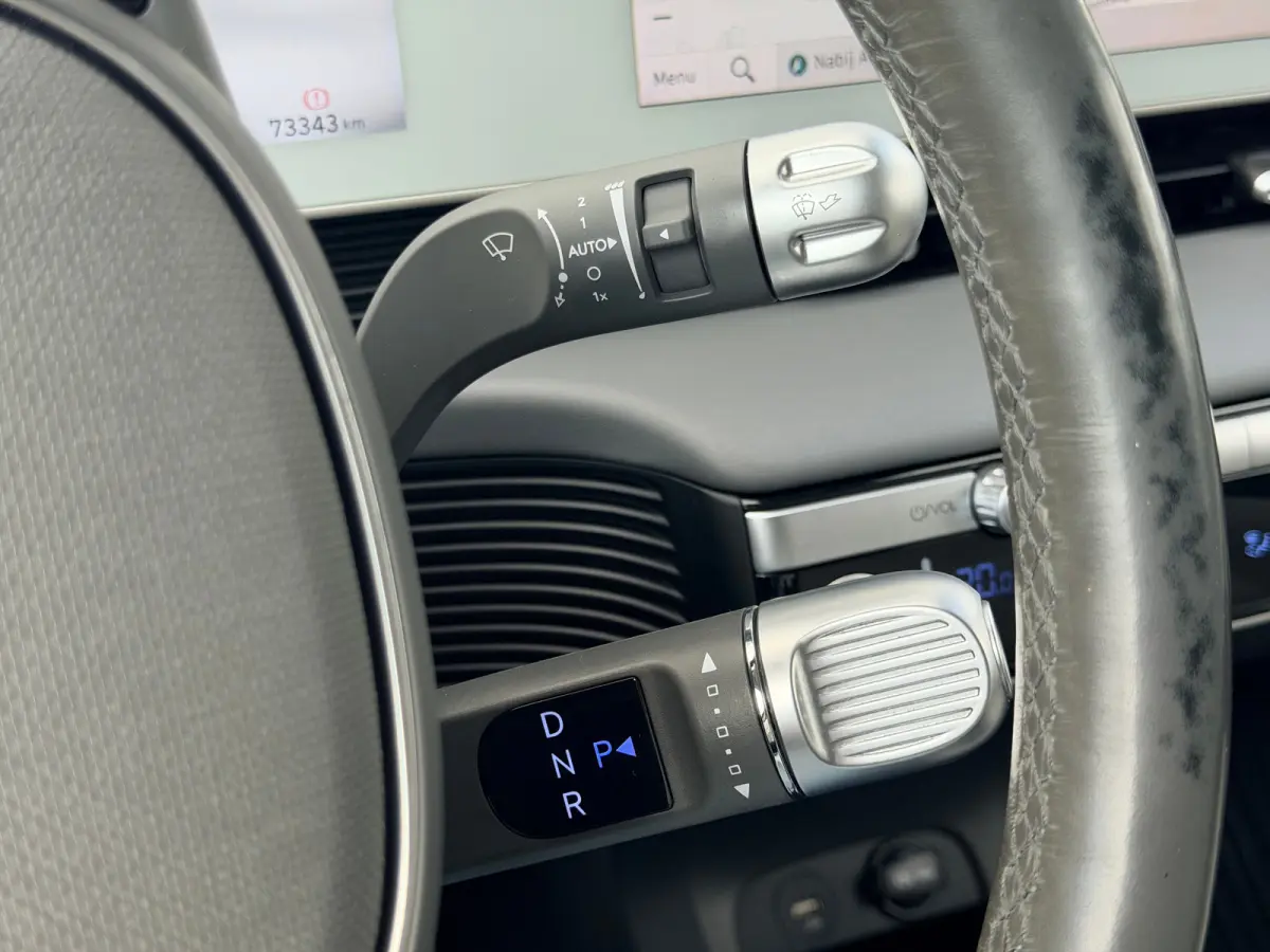 Lounge 58 kWh / NL Auto / Wit Leder / Dynamische Navigatie / 360 Camera / Memory Seat / Stoelverkoeling / Stoelverwarming Voor + Achter / Stuurverwarming / | Achterbank in delen neerklapbaar