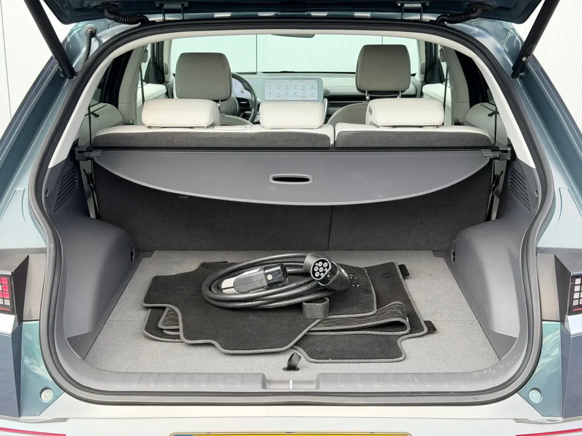 Lounge 58 kWh / NL Auto / Wit Leder / Dynamische Navigatie / 360 Camera / Memory Seat / Stoelverkoeling / Stoelverwarming Voor + Achter / Stuurverwarming / | Achterbank in delen neerklapbaar
