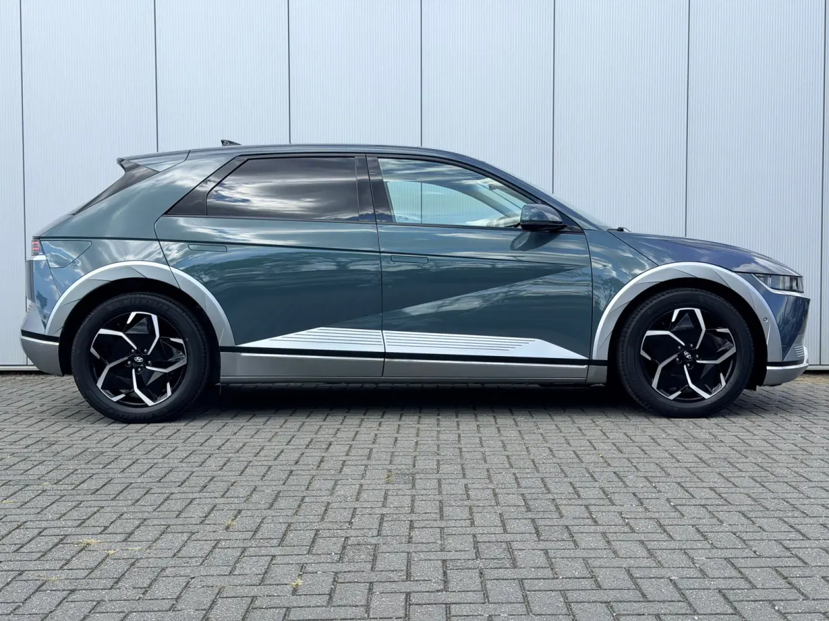 Lounge 58 kWh / NL Auto / Wit Leder / Dynamische Navigatie / 360 Camera / Memory Seat / Stoelverkoeling / Stoelverwarming Voor + Achter / Stuurverwarming / | Achterbank in delen neerklapbaar