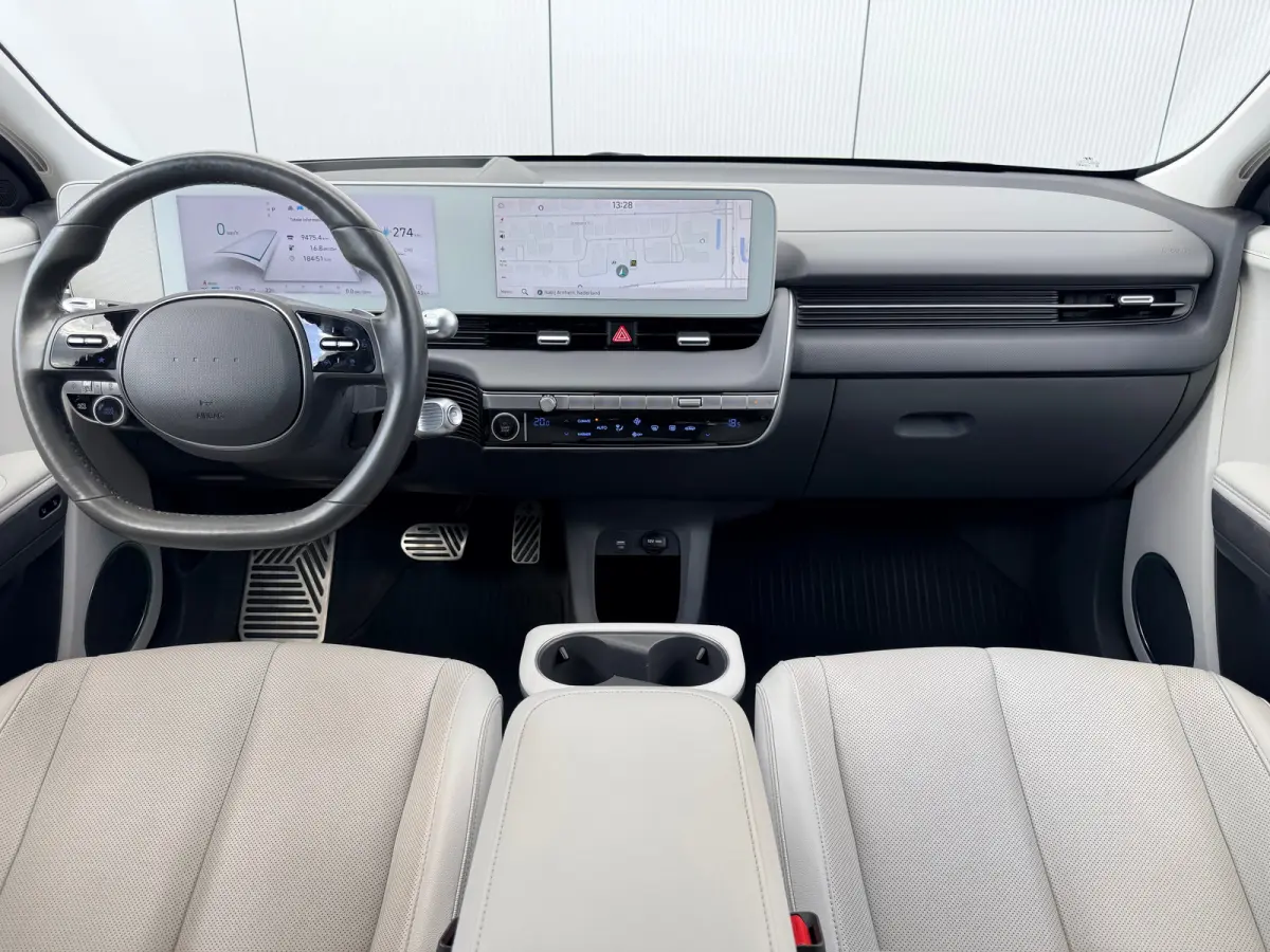 Lounge 58 kWh / NL Auto / Wit Leder / Dynamische Navigatie / 360 Camera / Memory Seat / Stoelverkoeling / Stoelverwarming Voor + Achter / Stuurverwarming / | Achterbank in delen neerklapbaar