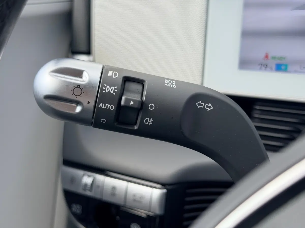 Lounge 58 kWh / NL Auto / Wit Leder / Dynamische Navigatie / 360 Camera / Memory Seat / Stoelverkoeling / Stoelverwarming Voor + Achter / Stuurverwarming / | Achterbank in delen neerklapbaar