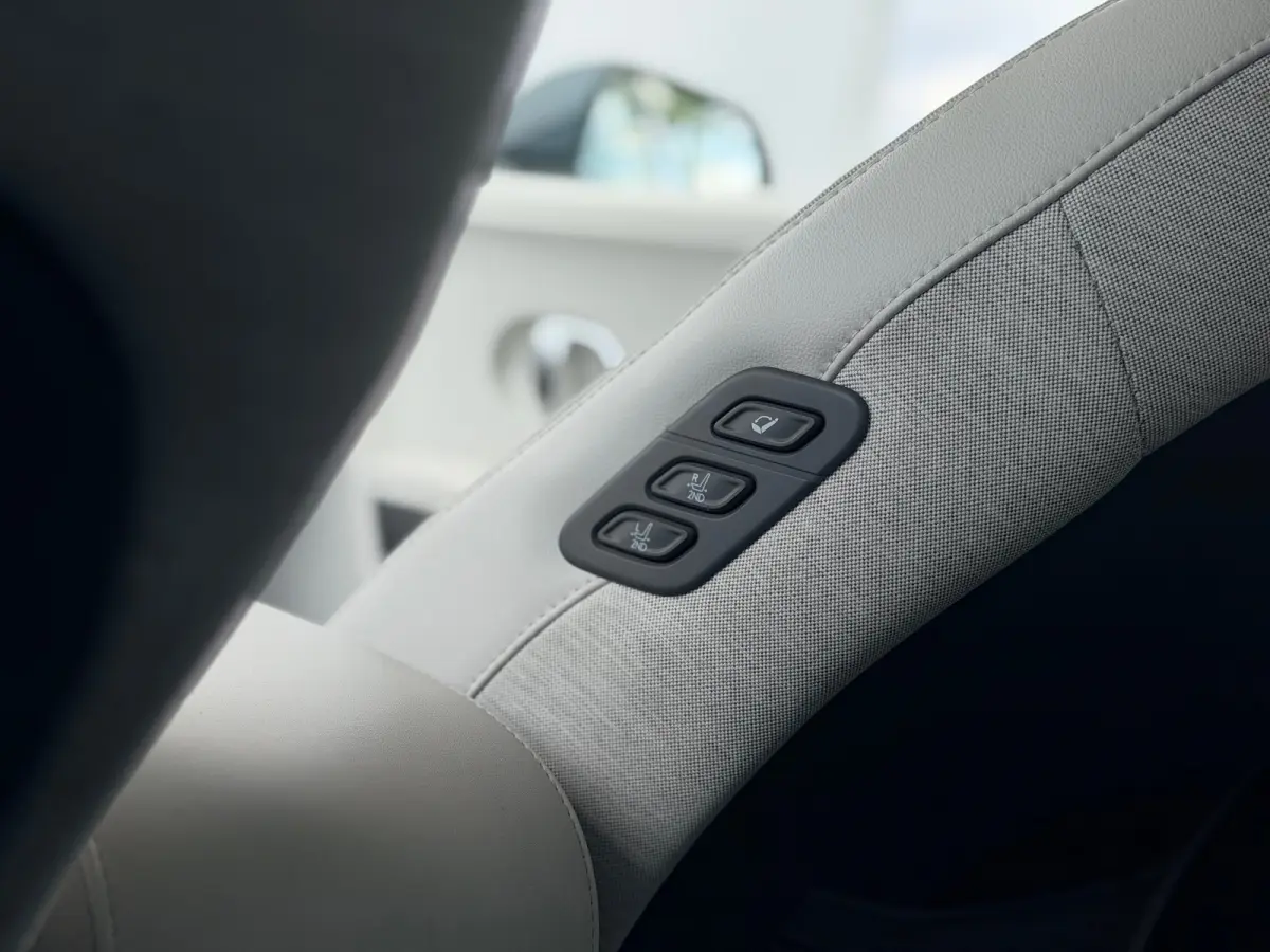 Lounge 58 kWh / NL Auto / Wit Leder / Dynamische Navigatie / 360 Camera / Memory Seat / Stoelverkoeling / Stoelverwarming Voor + Achter / Stuurverwarming / | Achterbank in delen neerklapbaar