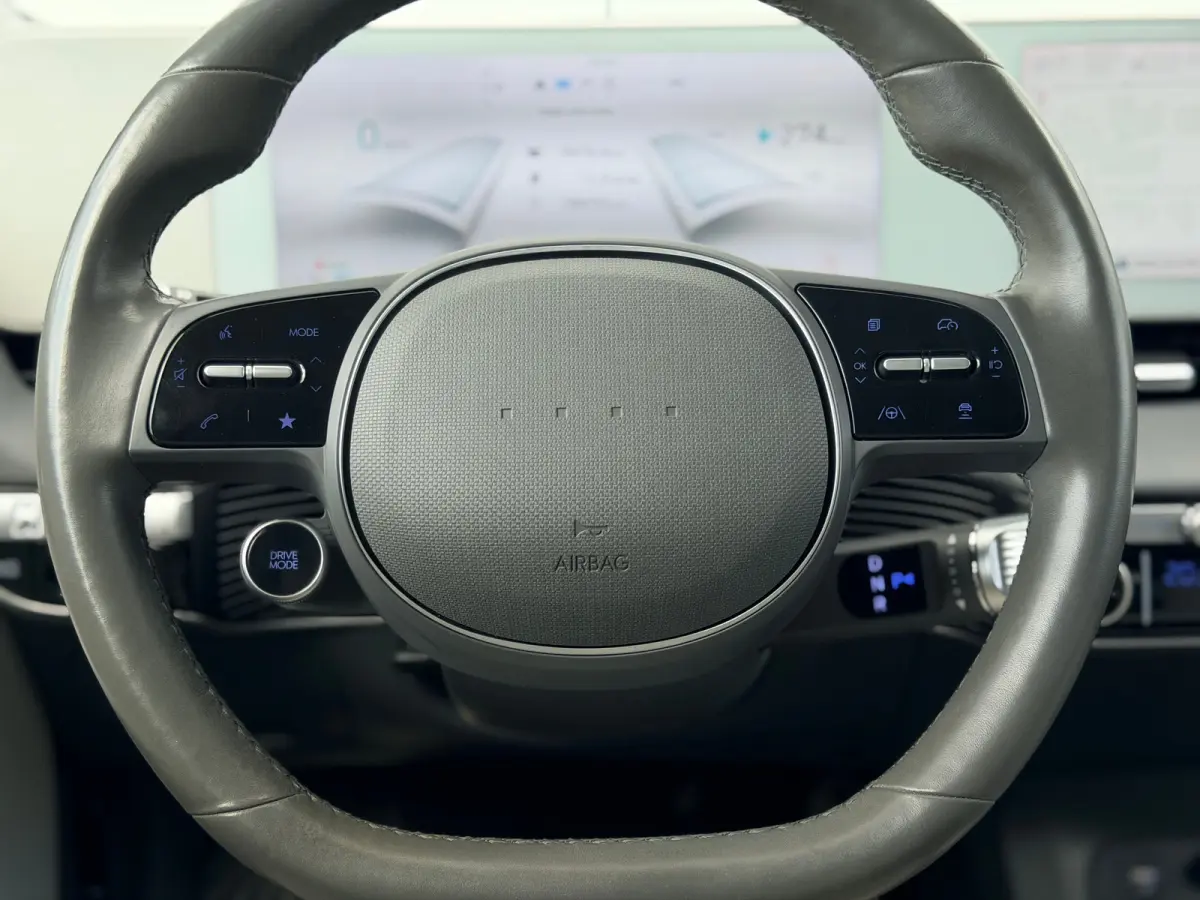 Lounge 58 kWh / NL Auto / Wit Leder / Dynamische Navigatie / 360 Camera / Memory Seat / Stoelverkoeling / Stoelverwarming Voor + Achter / Stuurverwarming / | Achterbank in delen neerklapbaar