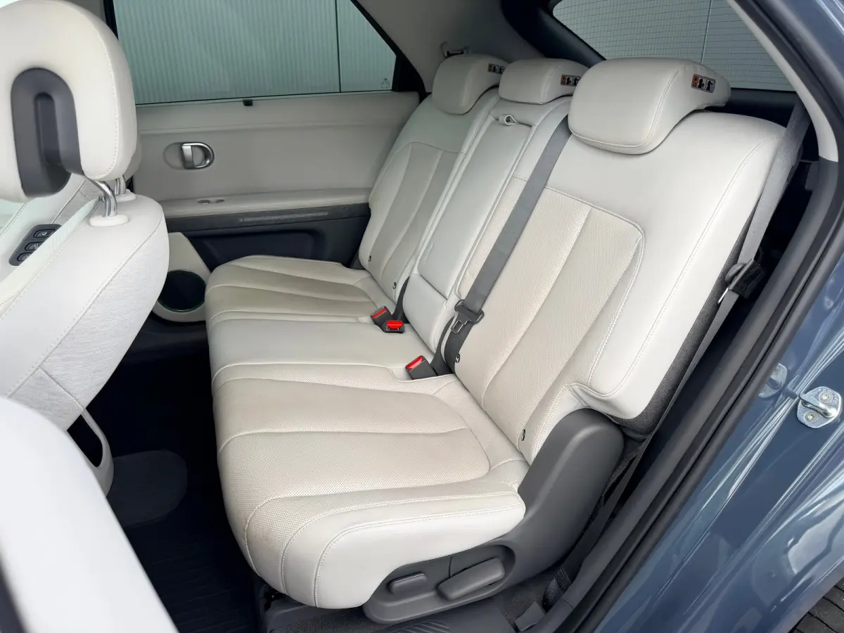 Lounge 58 kWh / NL Auto / Wit Leder / Dynamische Navigatie / 360 Camera / Memory Seat / Stoelverkoeling / Stoelverwarming Voor + Achter / Stuurverwarming / | Achterbank in delen neerklapbaar