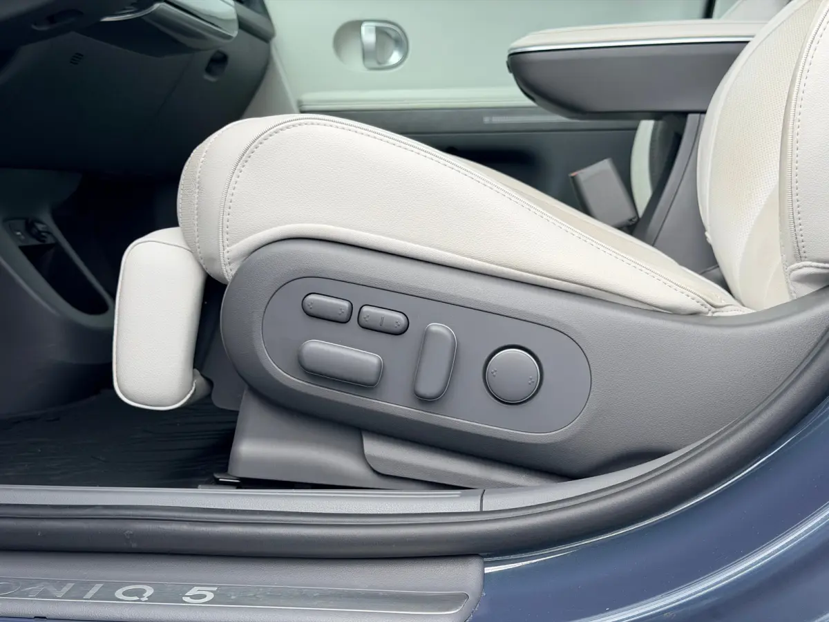 Lounge 58 kWh / NL Auto / Wit Leder / Dynamische Navigatie / 360 Camera / Memory Seat / Stoelverkoeling / Stoelverwarming Voor + Achter / Stuurverwarming / | Achterbank in delen neerklapbaar