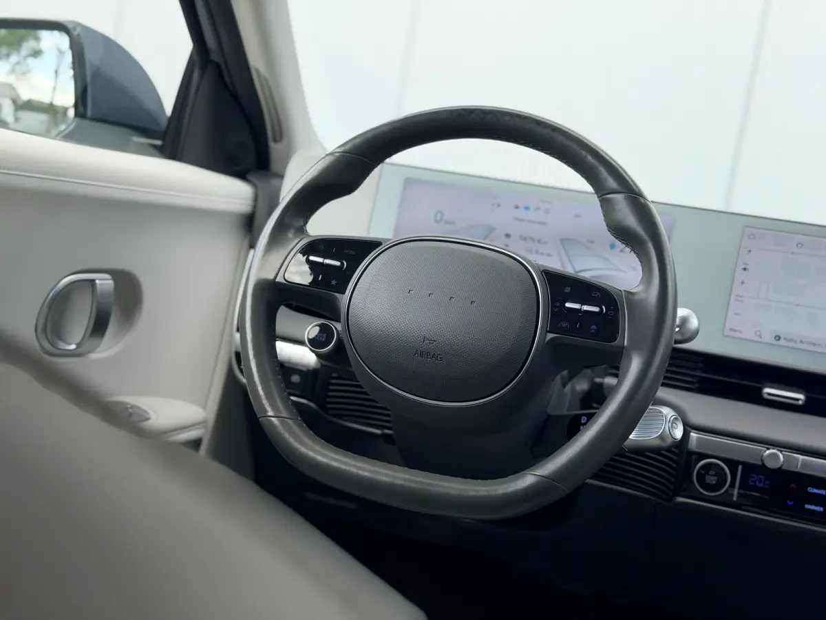 Lounge 58 kWh / NL Auto / Wit Leder / Dynamische Navigatie / 360 Camera / Memory Seat / Stoelverkoeling / Stoelverwarming Voor + Achter / Stuurverwarming / | Achterbank in delen neerklapbaar