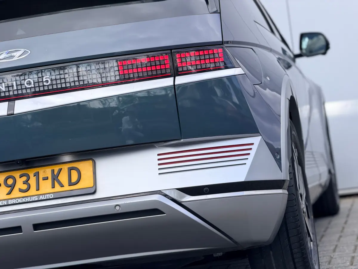 Lounge 58 kWh / NL Auto / Wit Leder / Dynamische Navigatie / 360 Camera / Memory Seat / Stoelverkoeling / Stoelverwarming Voor + Achter / Stuurverwarming / | Achterbank in delen neerklapbaar