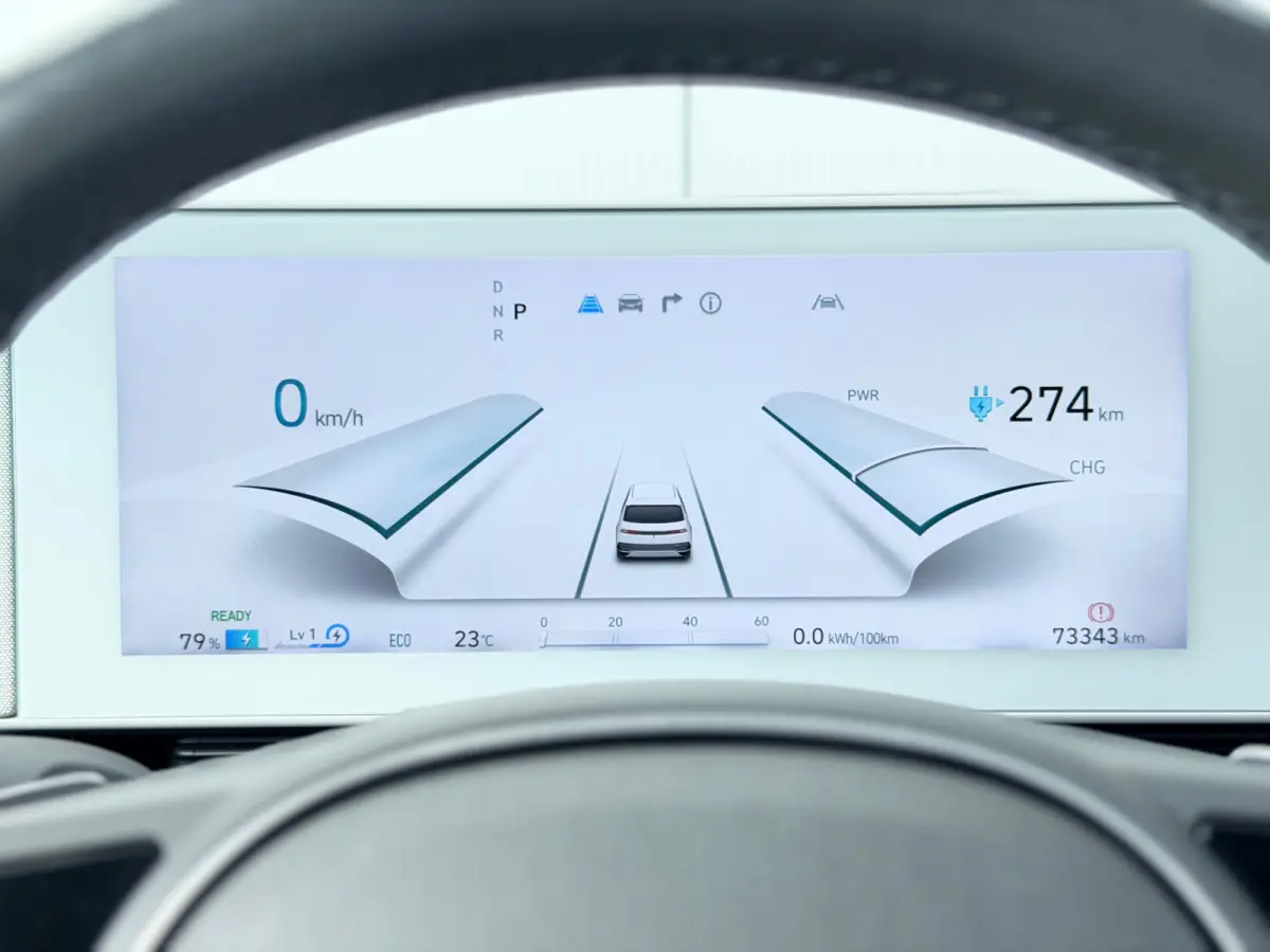 Lounge 58 kWh / NL Auto / Wit Leder / Dynamische Navigatie / 360 Camera / Memory Seat / Stoelverkoeling / Stoelverwarming Voor + Achter / Stuurverwarming / | Achterbank in delen neerklapbaar