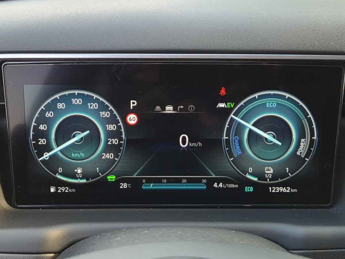 1.6 T-GDI PHEV Comfort Smart Sky 4WD / Dealeronderhouden / Fabrieksgarantie tot 06-2027 / Glazen schuif- en kanteldak / Stuur- & Stoelverwarming / Trekgewicht 1350 kg / Adaptief cruise contr